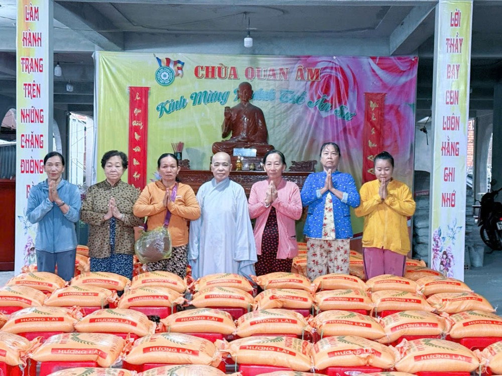 Vĩnh Long: Chùa Quan Âm trao 200 phần quà Vu Lan đến người nghèo xã Càng Long