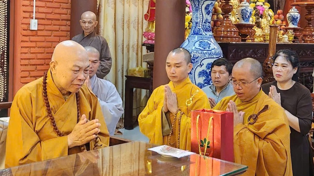 Quảng Ngãi: Chư Tôn đức và Phật tử chùa Phước Thành cúng dường trường hạ và đảnh lễ HT.Thích Quảng Xả