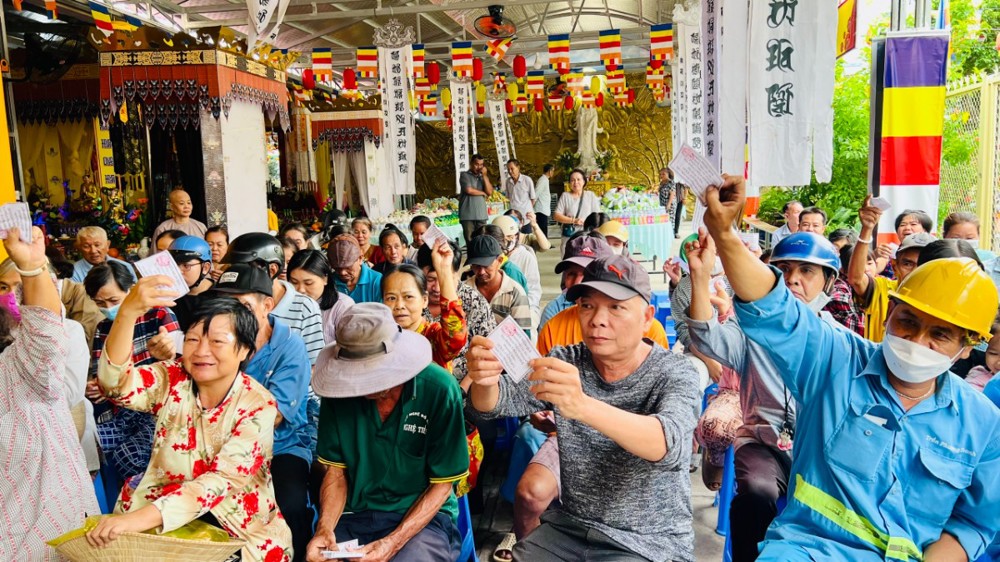Đồng Tháp: Chùa Hải Huệ trao tặng 200 phần quà đến bà con khó khăn nhân mùa Vu Lan