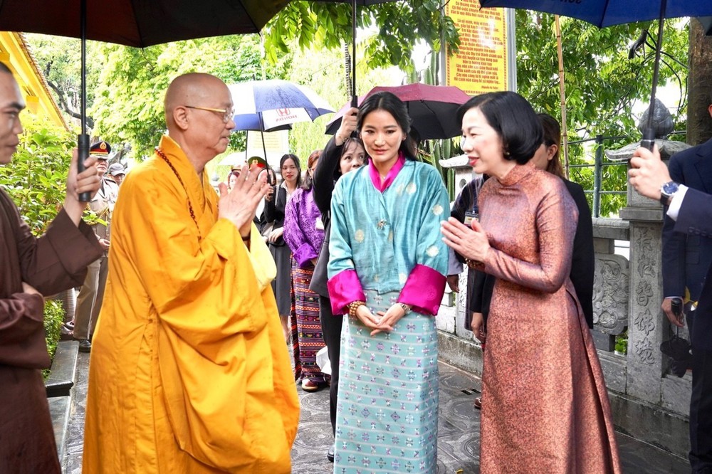 Hà Nội: Phu nhân Chủ tịch nước cùng Hoàng hậu Bhutan thăm chùa Trấn Quốc
