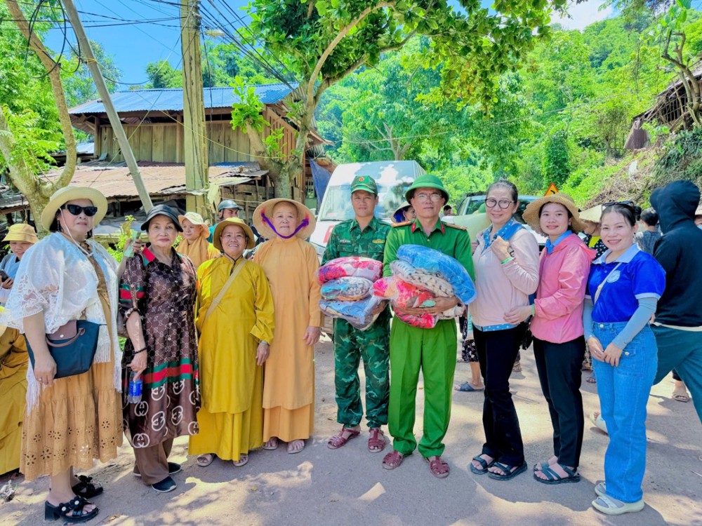 Ni giới Hệ phái Khất sĩ thực hiện chương trình Chung Một Tấm Lòng – Hỗ trợ đồng bào Nghệ An sau lũ lụt