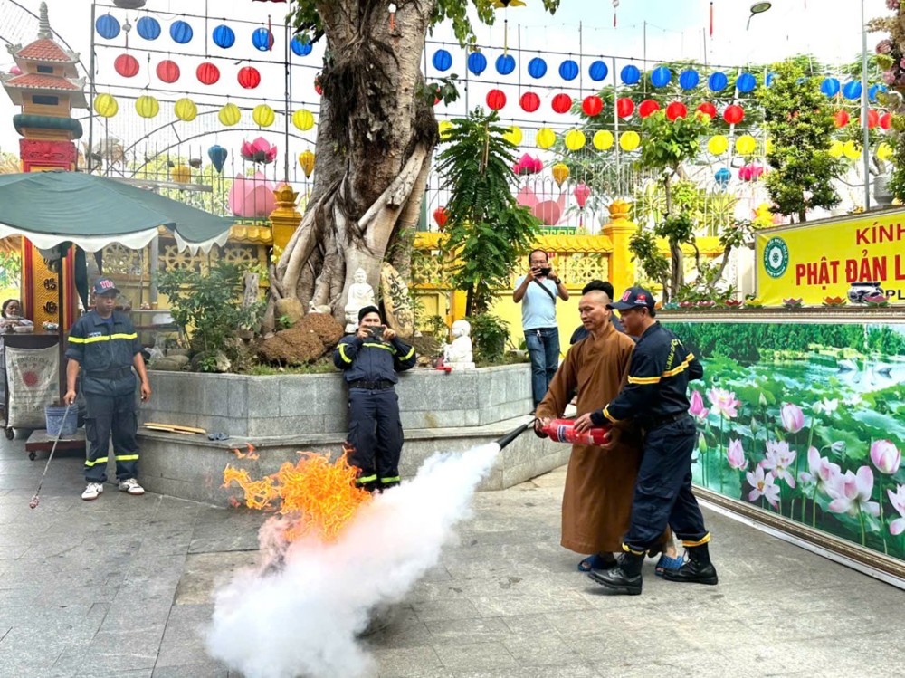 TP.HCM: Công an PCCC TP.HCM tập huânz phòng cháy chữa cháy tại Tổ đình chùa Vạn Thọ
