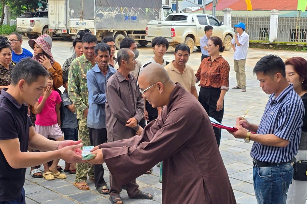 Đồng Tháp: Chùa Liên Hoa (xã Bình Ninh) vừa trao 1.000 phần tịnh tài hỗ trợ bà con các tỉnh Tây Bắc khắc phục thiên tai