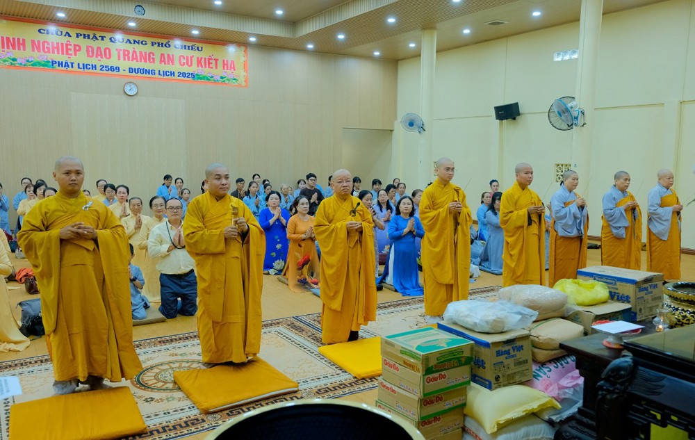 An Giang: Sơn môn Tổ đình Phật Quang cúng dường các trường hạ trong tỉnh