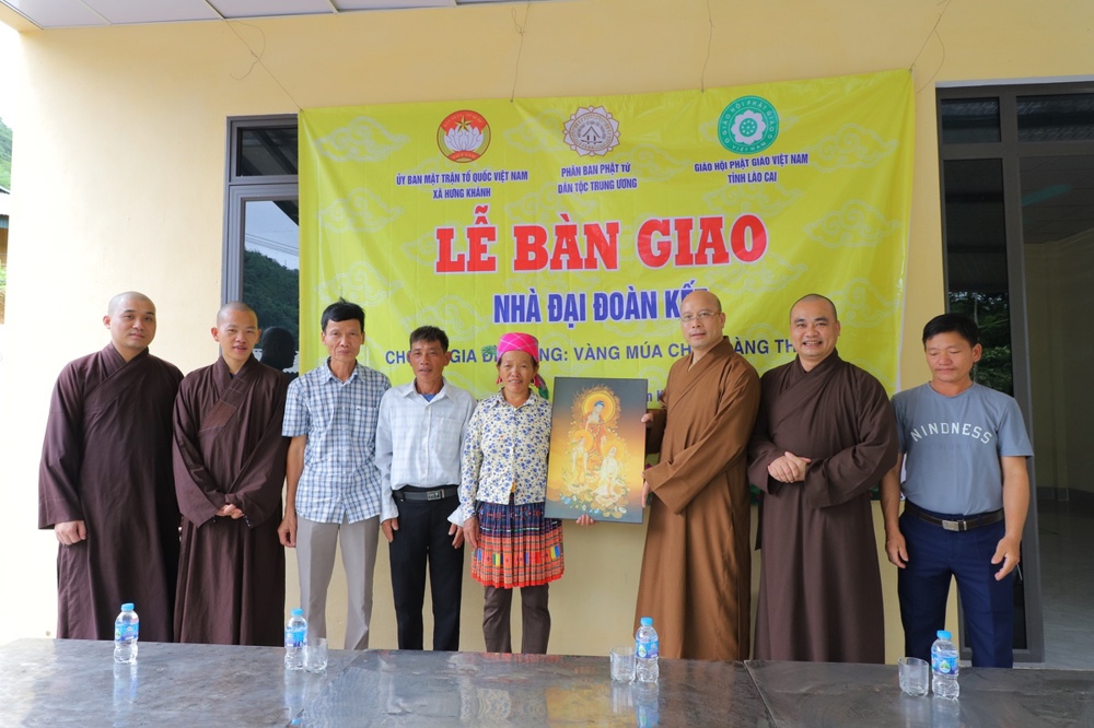 Lào Cai: Phân ban PTDT TƯ bàn giao nhà Đại đoàn kết cho gia đình người dân tộc Mông