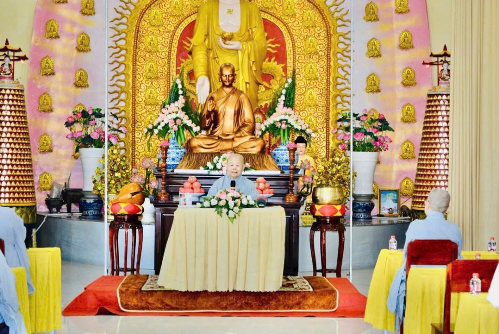 Vĩnh Long: NT.Thích Nữ Tịnh Nghiêm giảng dạy Giới luật cho chư Ni tại trường hạ chùa Liên Hoa