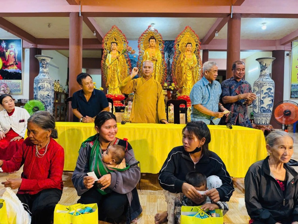Gia Lai: Chùa Phước Viên phát quà từ thiện cho bà con nghèo khó khăn trên địa bàn xã.