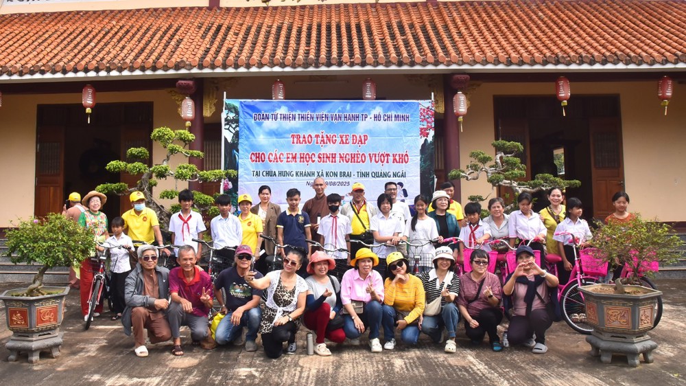 Quảng Ngãi: Trao quà cho học sinh tiểu học và mầm non tại xã Đăk Côi và xã Kon Brai
