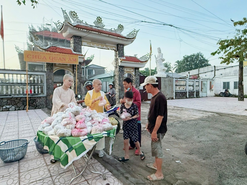 Vĩnh Long: Chùa Quan Âm trao tặng 2000 suất bún chay đến người dân xã Càng Long