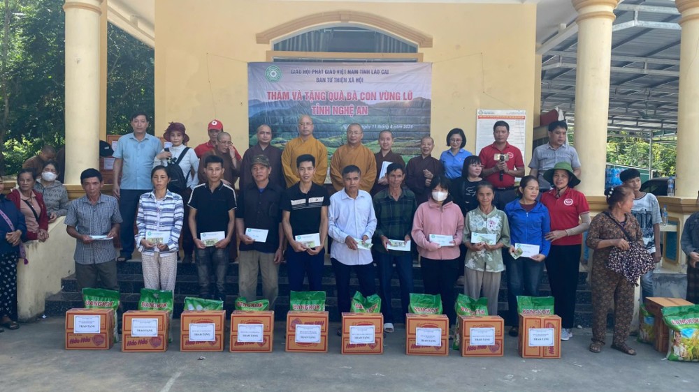 Ban Từ thiện xã hội GHPGVN tỉnh Lào Cai tặng quà bà con vùng lũ tỉnh Nghệ An