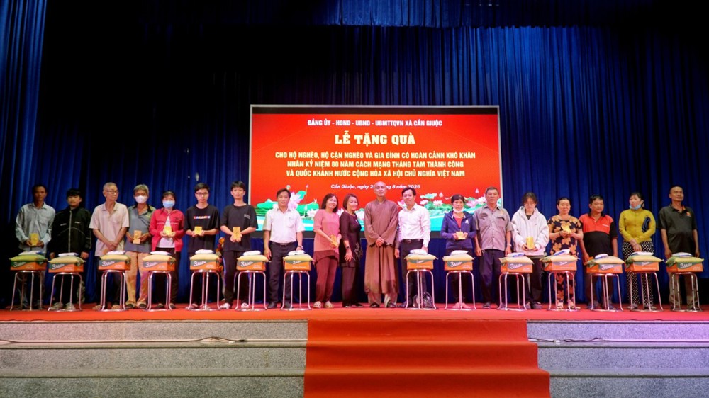 Tây Ninh: Chùa Giác Tánh (TP.HCM) trao quà cho người yếu thế nhân dịp kỷ niệm 80 năm Quốc khánh 2/9
