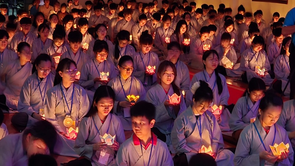 Quảng Ngãi: Xúc động đêm hoa đăng tri ân cha mẹ tại khóa tu mùa hè “Nuôi Con Khôn Lớn” – Ngọn lửa yêu thương và những giọt nước mắt tri ân