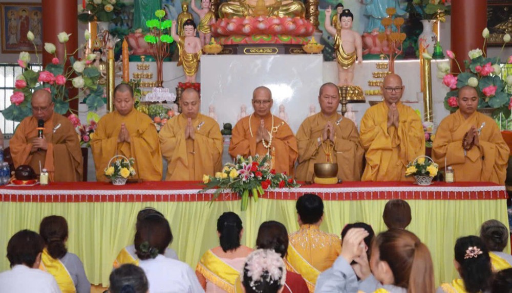 Cần Thơ: Chùa Bửu Tâm dâng cúng Pháp y và tặng quà cho người nghèo