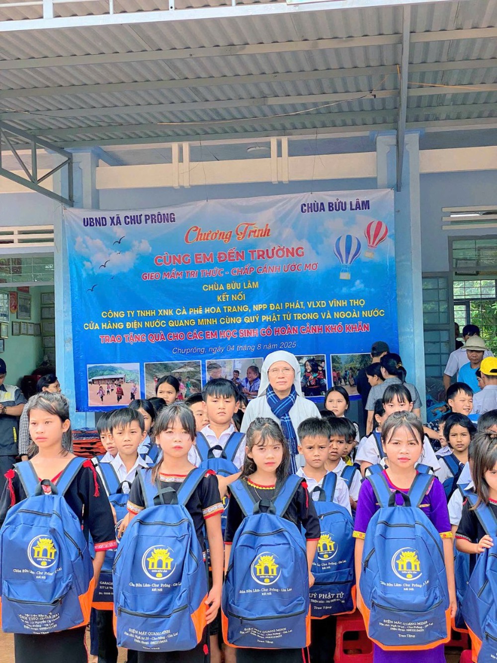 Gia Lai: Chùa Bửu Lâm (xã Chư Prông) phát quà cho học sinh đồng bào năm học 2025 - 2026.