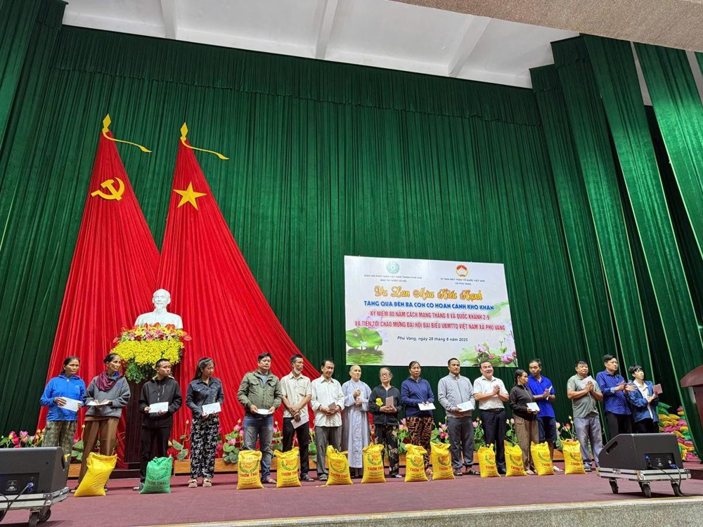 Ban Từ thiện xã hội GHPGVN thành phố Huế trao quà cho các hộ nghèo trên địa bàn xã Phú Vang