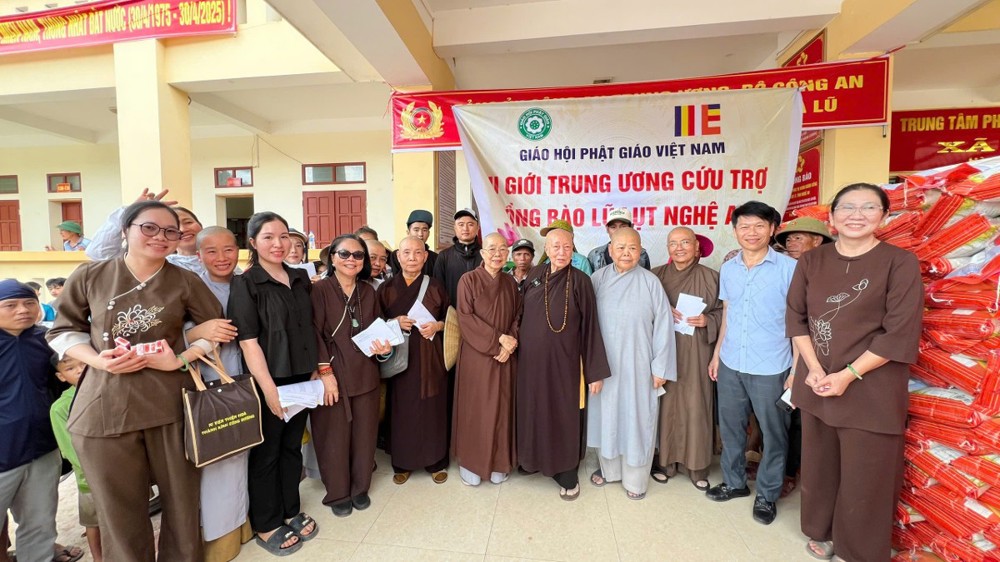 Đoàn Phân ban Ni giới Trung ương GHPGVN thăm và tặng quà đến đồng bào bị ảnh hưởng lũ quét tại Nghệ An