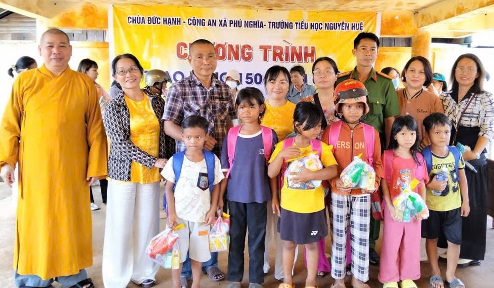 Đồng Nai: Chùa Đức Hạnh trao 150 phần quà cho học sinh trường Nguyễn Huệ