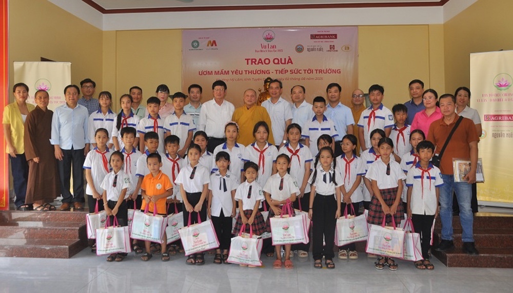Hành trình "Ươm mầm yêu thương - tiếp sức tới trường" tại Tuyên Quang