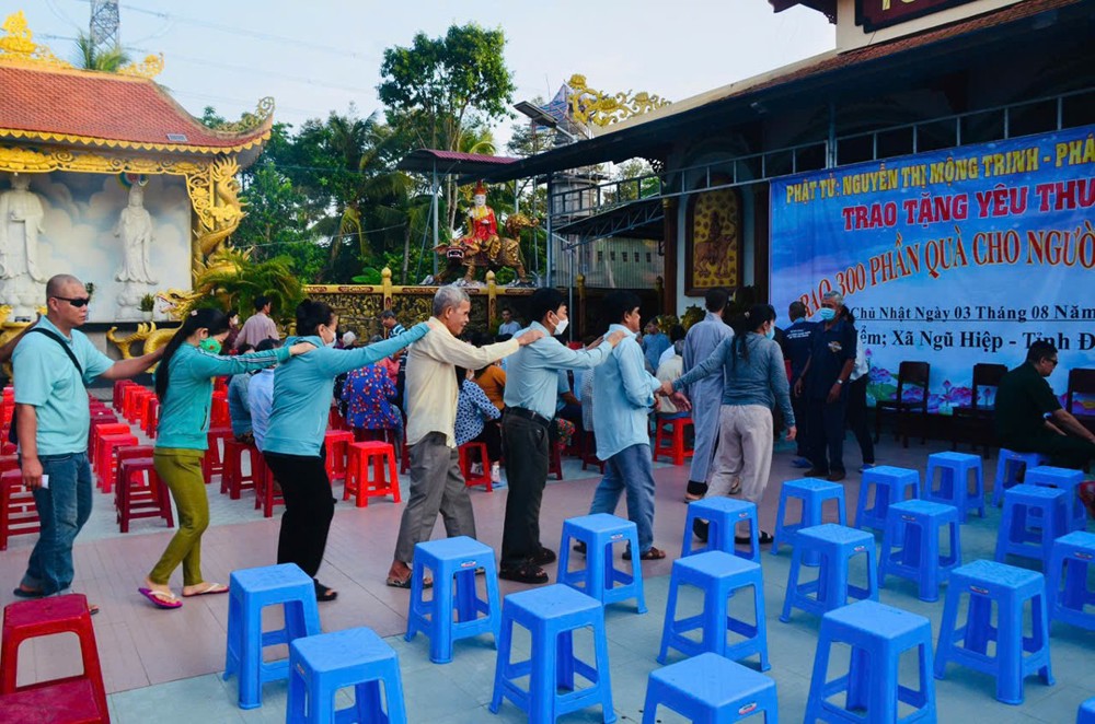 Đồng Tháp: Chùa Từ Ân (xã Ngũ Hiệp) tổ chức tặng quà hỗ trợ người khiếm thị