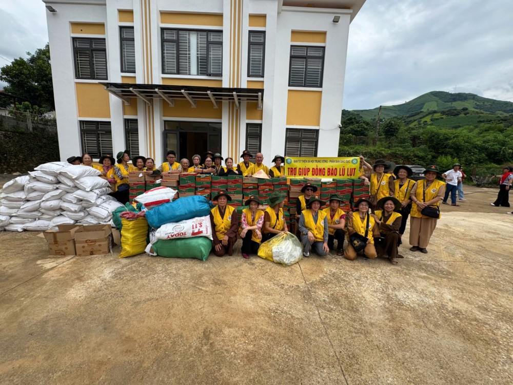 Sơn La: TT. Thích Quảng Phúc và Đạo tràng Ngũ Bách Hành Thiện (Hà Nội) trao quà hỗ trợ bà con bị thiệt hại do bão số 3