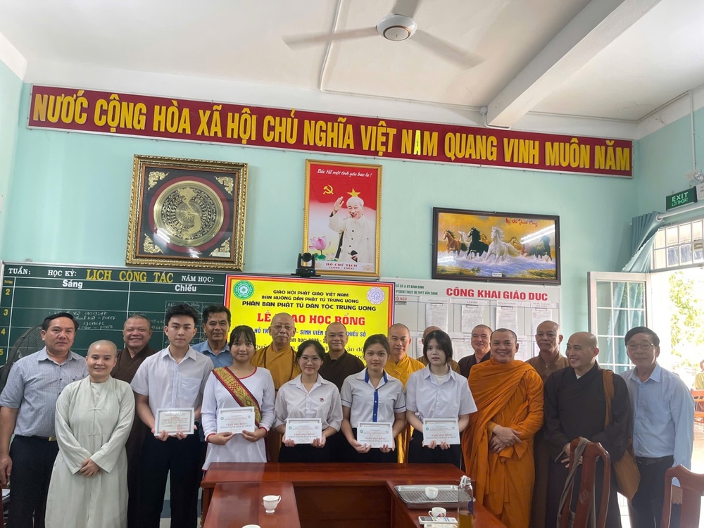 Gia Lai: Phân ban PTDT TƯ Trao Học Bổng cho Đồng bào Chăm, BaNa & Cờ Ho tại Xã Miền núi Vân Canh năm học 2025-2026 