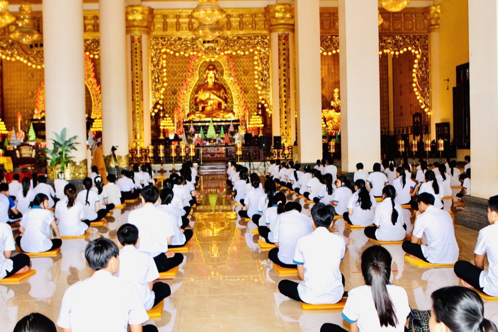 Đồng Nai: Gần 500 thanh thiếu niên Phật tử tham dự khóa tu Bát Quan trai tại Phật Quốc Vạn Thành