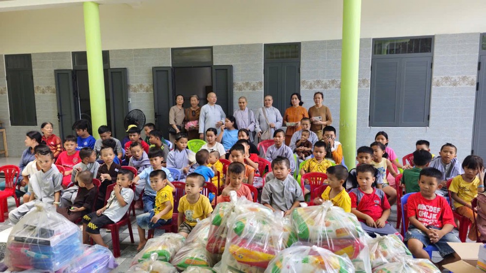 Khánh Hoà: Phân ban Ni giới và Phật tử thăm tặng quà yêu thương nhân mùa Vu lan PL.2569