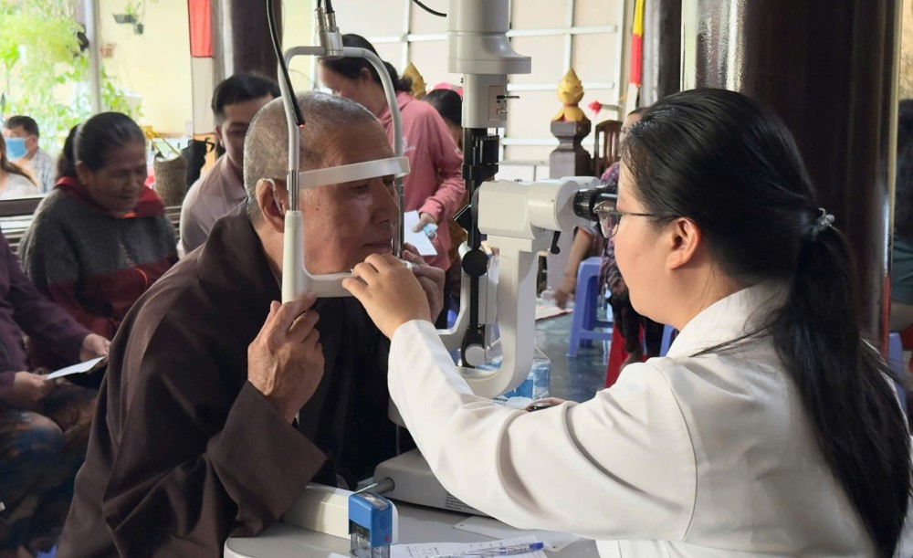 TP.HCM: Chùa Minh Giác (P. Hiệp Bình) khám mắt miễn phí cho người dân