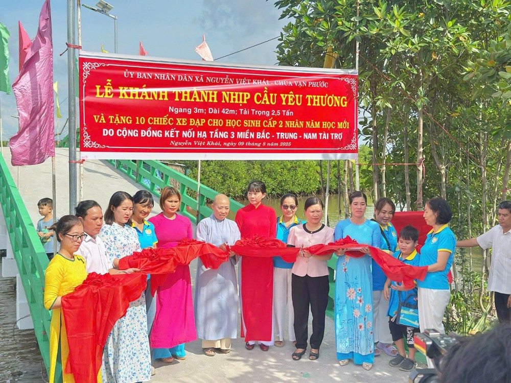 Cà Mau: Chùa Vạn Phước khánh thành 2 cầu nông thôn và trao 4 căn nhà tình thương