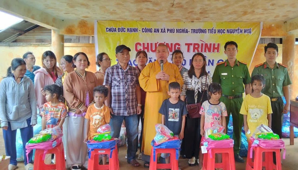 Đồng Nai: Chùa Đức Hạnh trao 150 phần quà cho học sinh trường Nguyễn Huệ