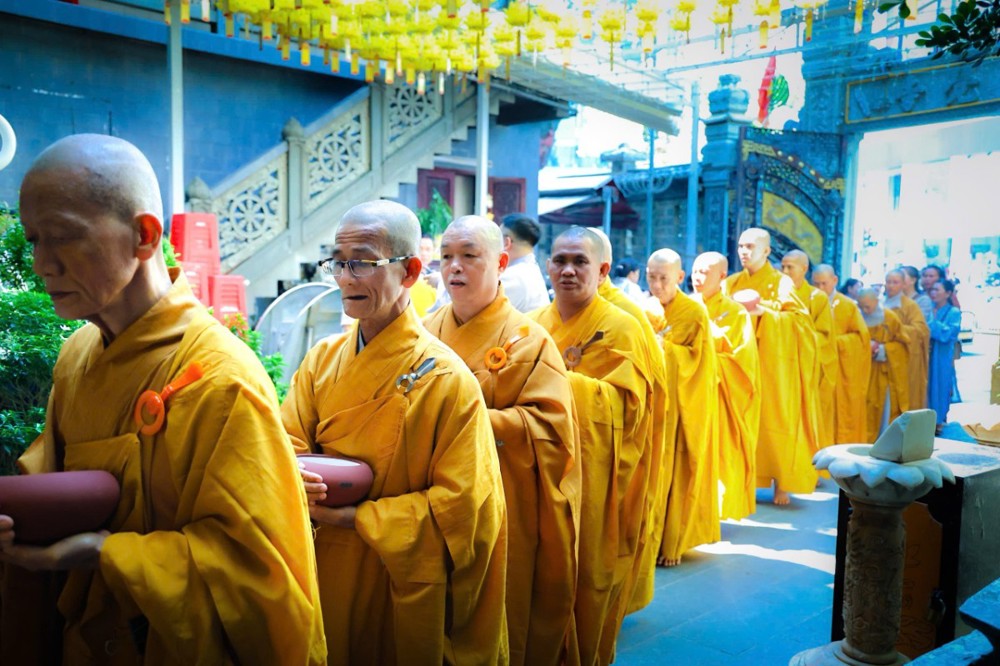 TP.HCM: Hơn 300 Phật tử tham dự lễ trì kinh Dược Sư và trì bình khất thực tại trường hạ chùa Đại Giác