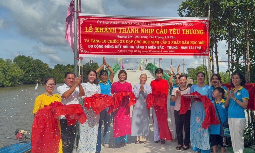 Cà Mau: Chùa Vạn Phước khánh thành 2 cầu nông thôn và trao 4 căn nhà tình thương