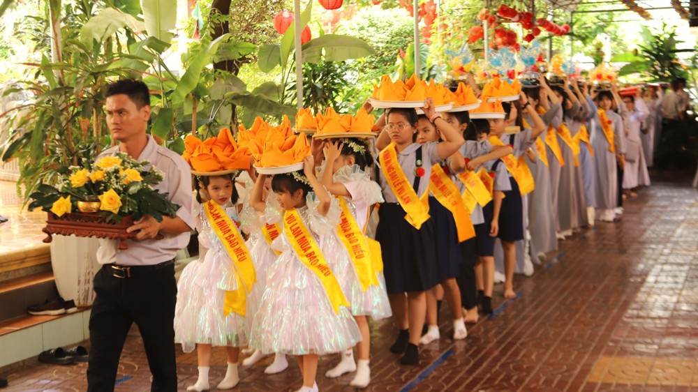 Quảng Ngãi: Tịnh xá Ngọc Hạnh trang nghiêm lễ bông hồng cài áo và dâng Y Ca-sa nhân mùa Vu Lan PL.2569