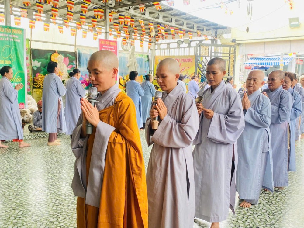 Tây Ninh: Chùa Tân Phước tổ chức ngày tu Bát Quan Trai giới và tặng quà từ thiện