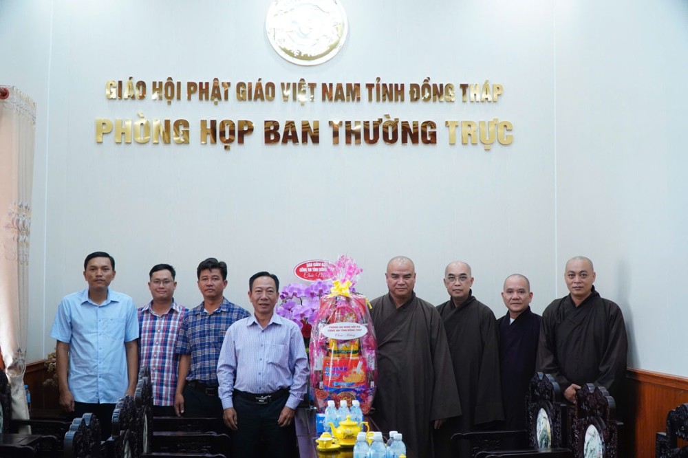 Đồng Tháp: Lãnh đạo Phòng An ninh Nội địa Công an tỉnh thăm chùa Hòa Long nhân dịp lễ Vu lan