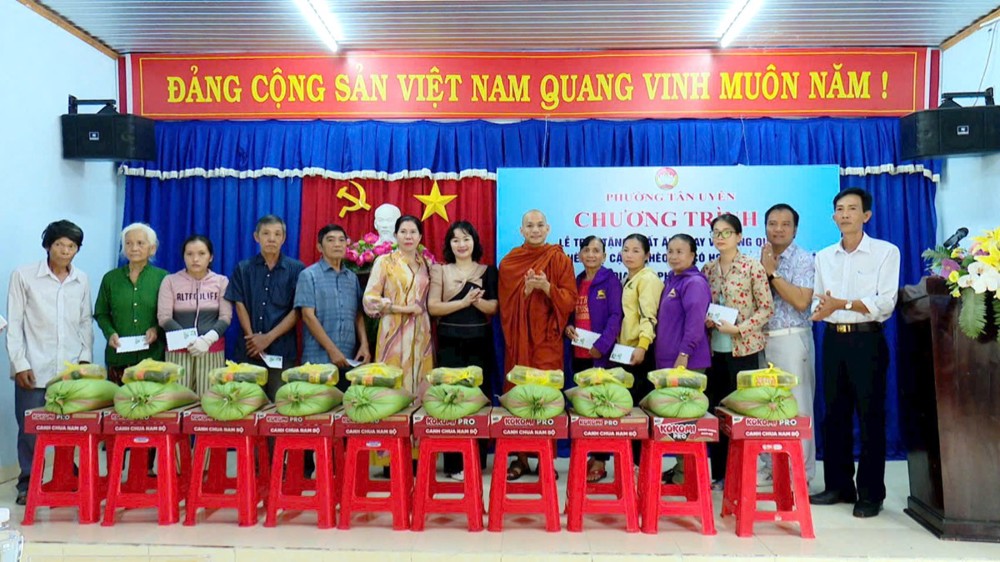 TP.HCM: Chùa Giác Hoàng tặng quà đến người khó khăn nhân mùa Vu lan