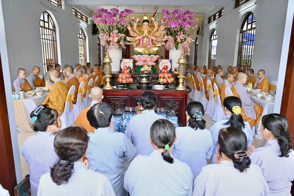 TP.HCM: Linh Quang tịnh xá trang nghiêm tổ chức lễ dâng cúng pháp y trong mùa Vu Lan