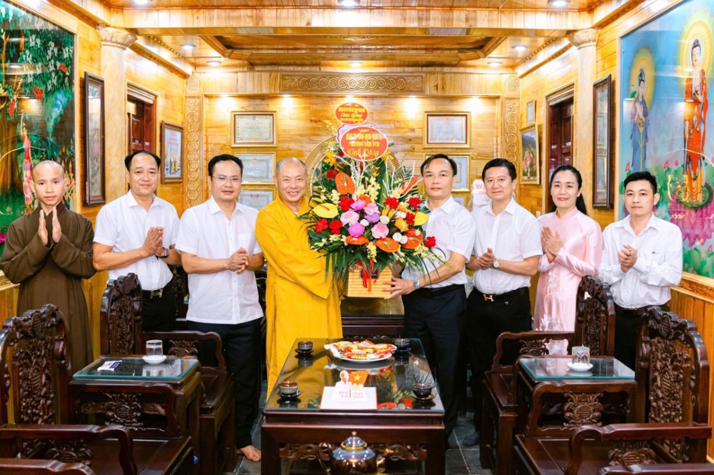 Thanh Hóa: Lãnh đạo UBND phường Sầm Sơn chúc mừng Đại lễ Vu Lan báo hiếu 