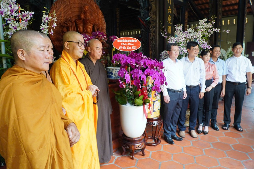 Đồng Tháp: Ban Giám đốc Công an tỉnh chúc mừng Ban Trị sự nhân mùa Vu lan năm 2025