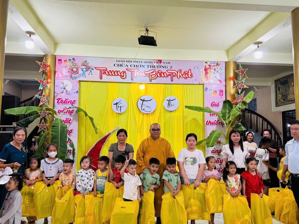 Đồng Tháp: Ấp áp chương trình “Trung Thu Bên Phật” tại chùa Chơn Thường II