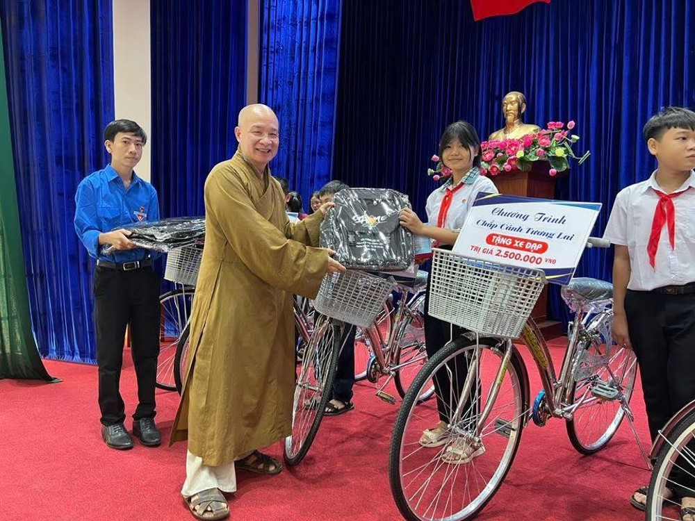 Tây Ninh: Chùa Pháp Tạng (TP.HCM) trao tặng học bổng khuyến học, xe đạp đến các em học sinh có hoàn cảnh khó khăn 