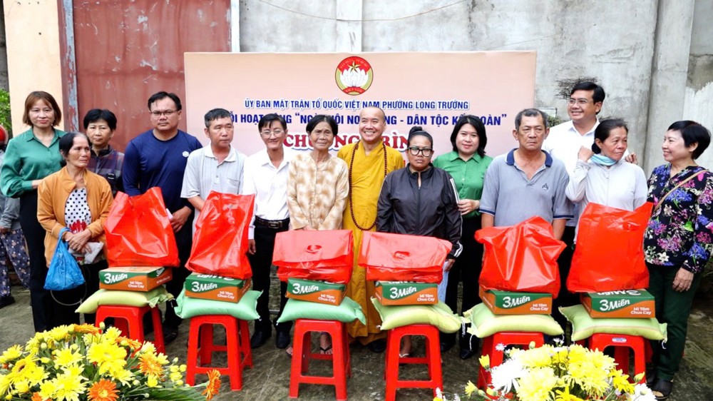 TP.HCM: Phường Long Trường tổ chức “Ngày hội non sông – Dân tộc kết đoàn” trao quà hỗ trợ người dân khó khăn
