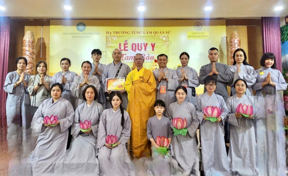 Hạnh phúc của những người con Phật được Quy y giữa mùa Vu lan tại chùa Quán Sứ