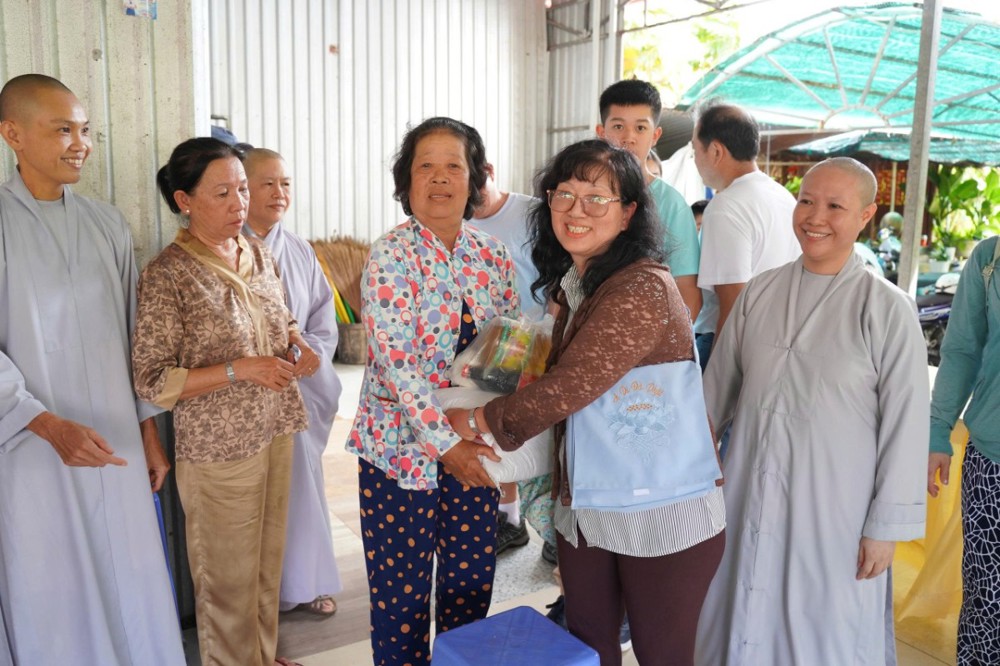 An Giang: Chùa Tân Phước trao 100 phần quà đến bà con khó khăn