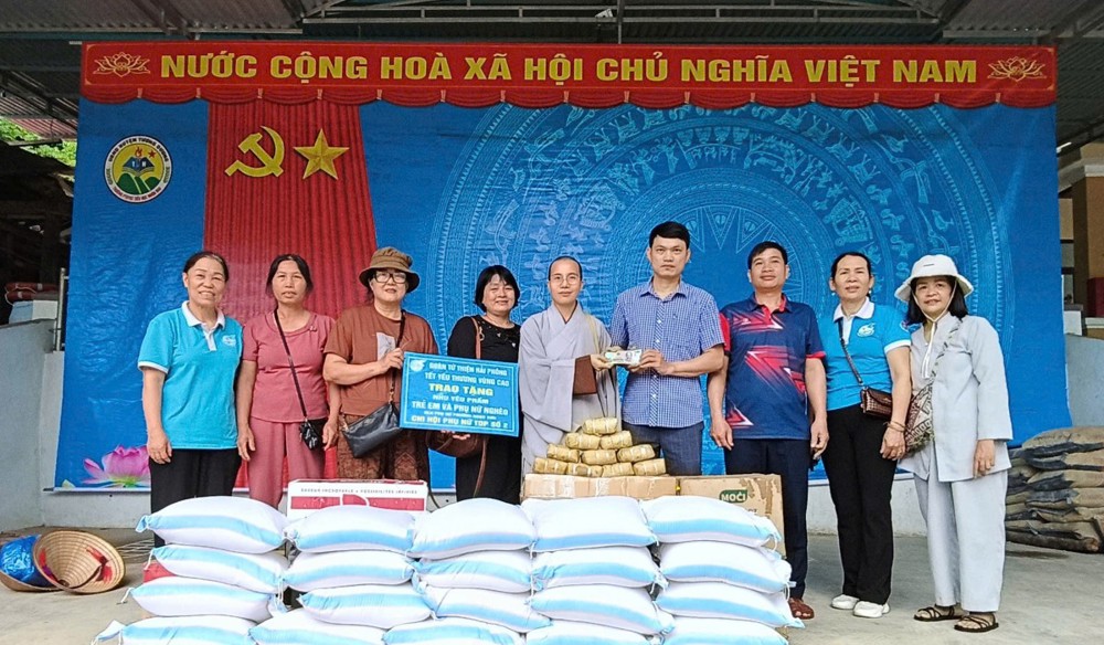 Nghệ An: Văn phòng GHPGVN tỉnh phối hợp với chùa Linh Sơn và CTy Minh Thành tổ chức cứu trợ đồng bào vùng lũ