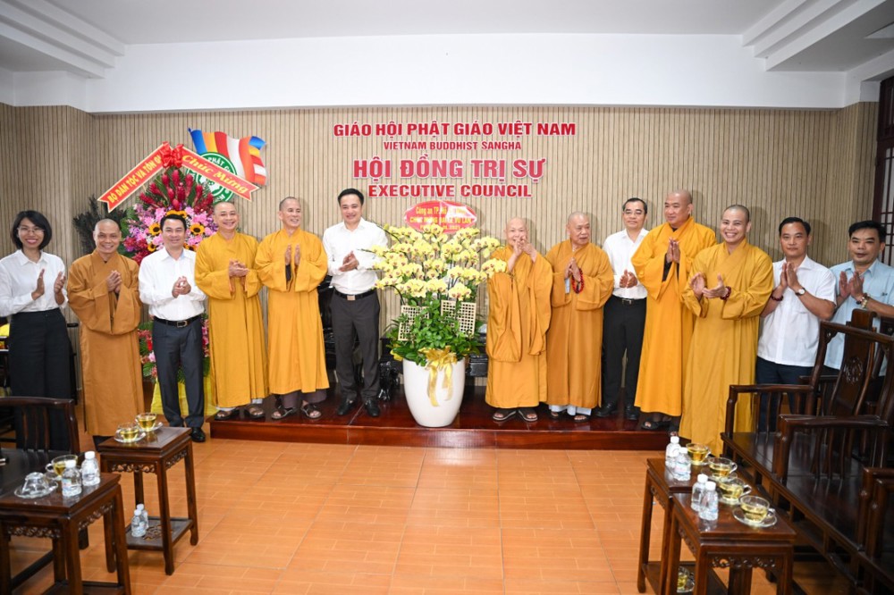 Giám đốc Công an TP.HCM thăm Trưởng lão Hòa thượng Chủ tịch HĐTS nhân Đại lễ Vu Lan