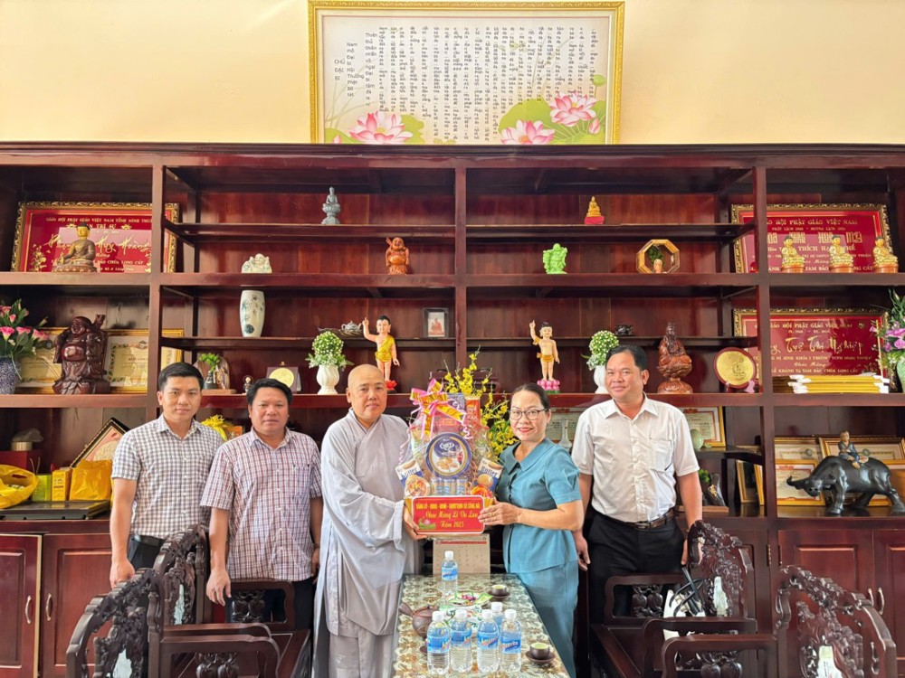 Khánh Hòa: Chùa Long Cát long trọng tiếp đón chính quyền xã Công Hải thăm và chúc mừng đại lễ Vu Lan – Báo Hiếu PL: 2569