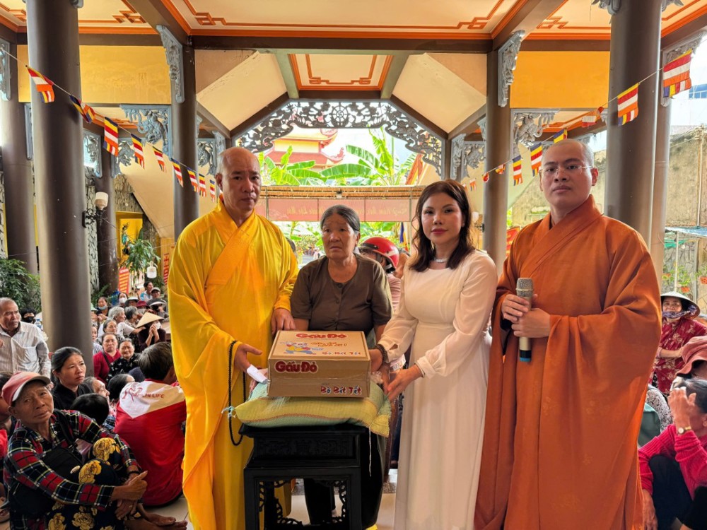 Lâm Đồng: Chùa Liên Trì (Phan Thiết) trang nghiêm tổ chức Đại lễ Vu lan Báo hiếu và trao quà đến các hộ gia đình khó khăn nhân kỷ niệm 80 năm Quốc khánh 2/9