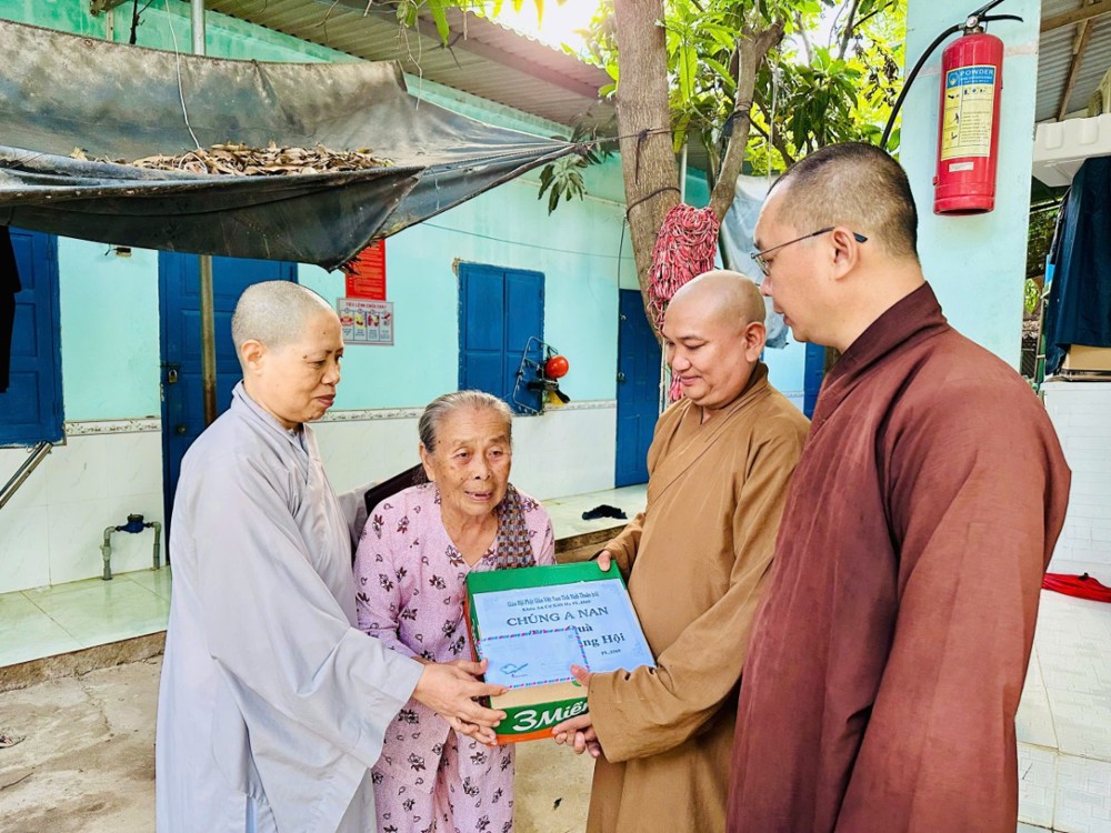 Khánh Hòa: Chư hành giả trường hạ Phật giáo Ninh Thuận (cũ) trao tặng quà nhân dịp Đại lễ Vu Lan PL.2569