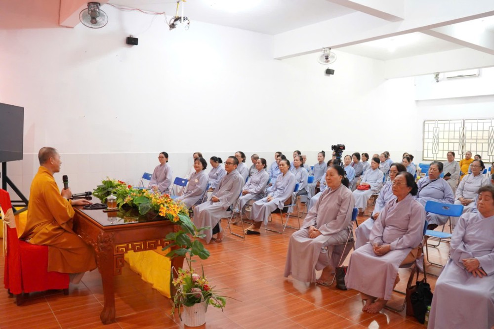 An Giang: Thượng tọa Thích Minh Nhẫn thuyết giảng tại khóa tu Bát quan trai định kỳ chùa Phật Quang